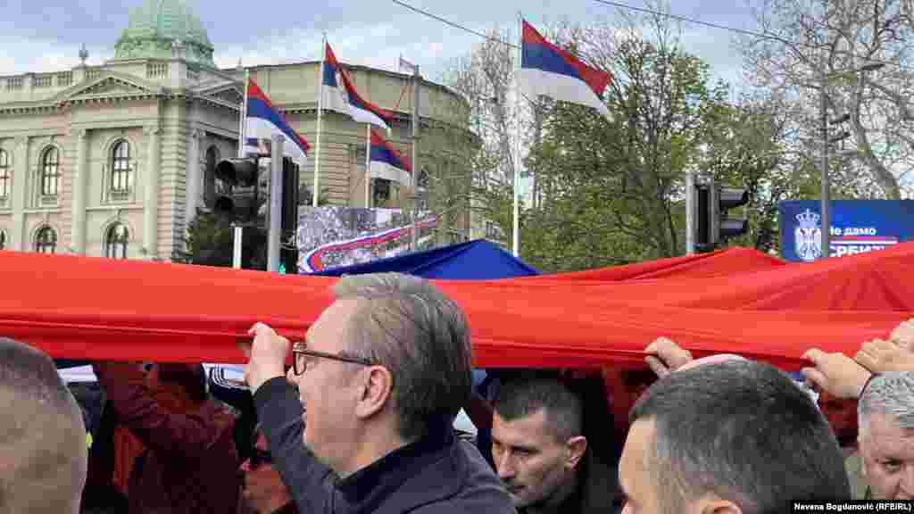 Predsednik Srbije Aleksandar Vučić sa građanima nosi zastavu Srbije. Vučić je najavio da će na skupu "Ne damo Srbiju", koji traje tri dana, odrediti svoje zahteve "koji su usklađeni sa Ustavom".