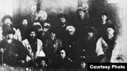 Оренбургга сүргүнгө айдалган кыргыз байларынын тобу. 1929. Ж.Бөтөнөев фотосу.