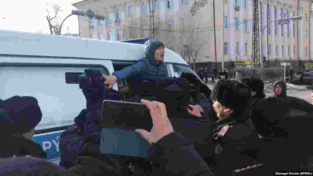 Ақтөбеде ұсталғандар биліктің отставкасын талап етті. 