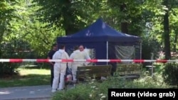 Nemački istražitelji pregledaju mesto gde je čečenski izgnanik Zelimhan Hangošvili ubijen u berlinskom parku 23. avgusta