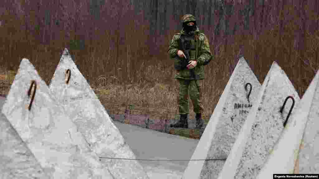 Белорусский военный патрулирует границу с Украиной. На фото &ndash; противотанковые укрепления, так называемые &laquo;зубы дракона&raquo;