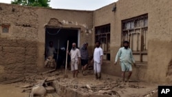 په بغلان کې د یوې کورنۍ غړي له سېلاب وروسته د خپل کور د پاکولو پر مهال