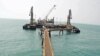 Дорога нафта зрикошетить по газу та бензину 