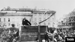 Ленін выступае на Тэатральнай плошчы ў Маскве, 5 траўня 1920