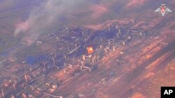Fotografie preluată dintr-o înregistrare publicată de serviciul de presă al Ministerului rus al Apărării, pe 19 februarie 2024, arată uzina de cocs și produse chimice Avdiivka, în estul Ucrainei.