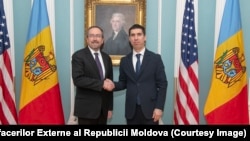 În timpul vizitei în SUA, la început de decembrie, ministrul moldovean de Externe, Mihai Popșoi (dreapta) a avut o întâlnire cu subsecretarul de Stat pentru Afaceri Politice, John Bass, la care a discutat despre deschiderea unui consulat la Chicago.
