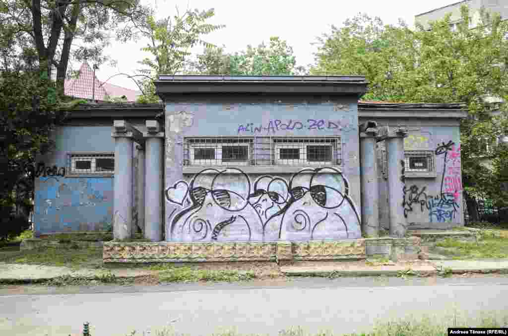 Benr este un artist stradal foarte tânăr, care a răspândit personajul său, un cartof sau o familie de cartofi, în multe zone ale Bucureștiului. În imagine este desenul lui Benr la una dintre intrările din parcul Cișmigiu.