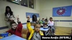Djeca u Osnovnoj školi "Vladislav Ribnikar" u Beogradu, septembar 2010