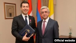 Նախկին նախագահ Սերժ Սարգյանը պարգևատրում է Վատիկանում Հայաստանի նախկին դեսպան Միքայել Մինասյանին, արխիվ 