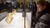 Brățări dacice expuse la o expoziție de la Craiova din noiembrie 2015. 