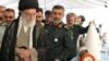 رهبر جمهوری اسلامی در کنار چند فرمانده ارشد سپاه، از جمله امیرعلی حاجی‌زاده و دورتر حسین فدوی و محمدرضا نقدی. محمد اسلامی وزیر راه در دولت روحانی و رئیس سازمان انرژی اتمی در دولت رئیسی هم در این تصویر حضور دارد.