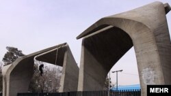  سر در دانشگاه تهران