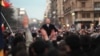Regele Mihai I, întâmpinat de bucureșteni pe B-dul Magheru, după 45 de ani de exil. Aici, Regele a urcat pe capota mașinii ca să îi salute. Reuters estima că pe străzi au ieșit atunci circa un milion de oameni. Ca la Revoluție. Sau ca la marele protest de după Colectiv. 