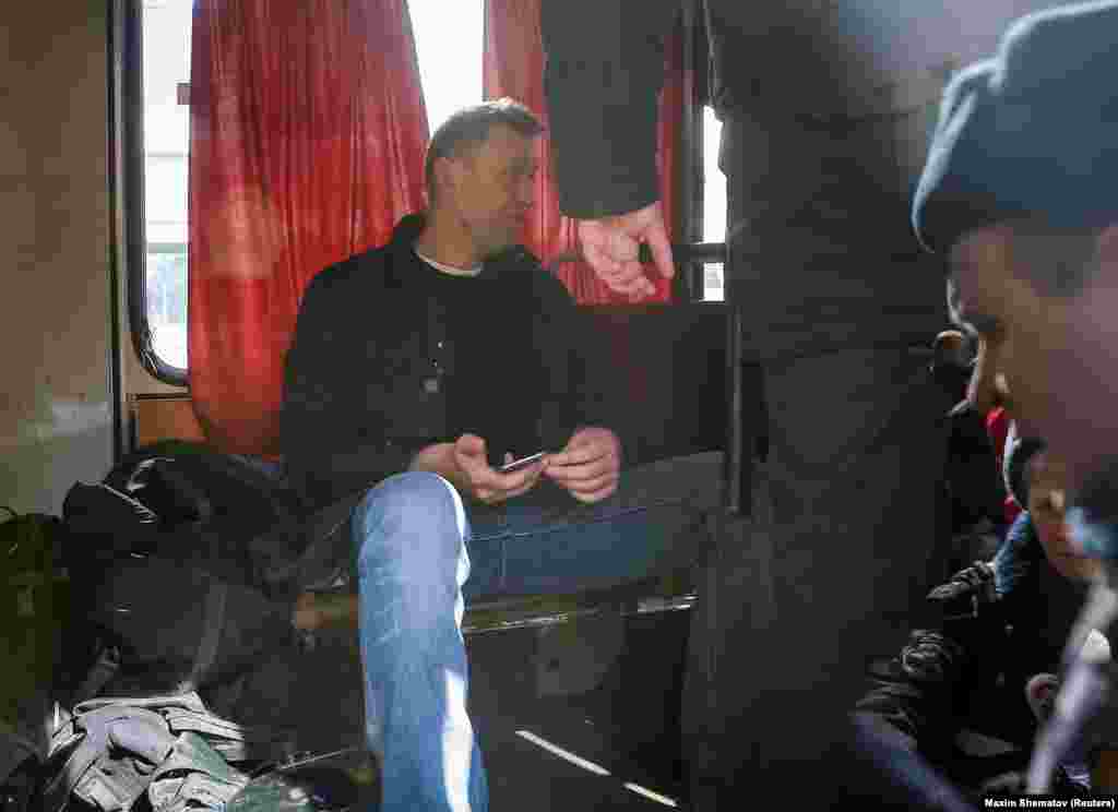 Navaljni sedi u policijskom vozilu nakon hapšenja tokom masovnih protesta u Moskvi u martu 2017. Naloženo mu je da plati kaznu od 350 američkih dolara zbog učešća u onome što vlasti nazivaju ilegalni protesti. 