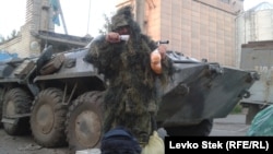 Солдат украинской армии с полученной посылкой.