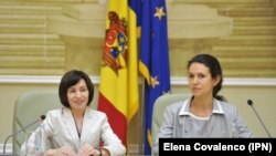 Preierul Maia Sandu și ministra justiției Olesea Stamate, la investirea guvernului.