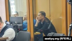 Журналист Данияр Әділбеков (оң жақта) сотта отыр. 16 қазан 2024 жыл.