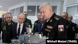 Головнокомандувач Військово-морського флоту Росії Микола Євменов (праворуч) в окупованому Криму, архівне фото, 2020 рік