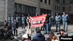 Акция протеста в защиту прав армянских пленных и заложников, незаконно удерживаемых в Баку, перед зданием МИД Еревана, 17 января 2025 г.