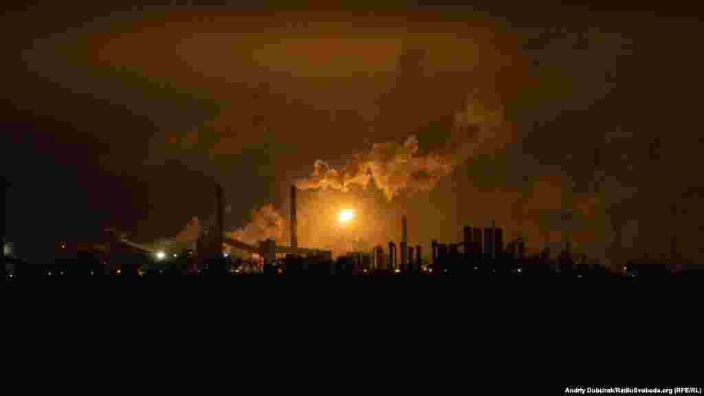 Факел вогню з автоматичного газоскидного пристрою над Авдіївським коксохімом. Із початком бойових дій на Донбасі цей факел, який завжди був символом стабільності виробництва, був вимкнений, адже обсяги готової продукції значно впали. 1 грудня 2018 року, через кілька років «темряви», як кажуть на заводі, факел знов почав освітлювати донбаські степи. Авдіївка, 9 січня 2018 року ПЕРЕГЛЯНЬТЕ ФОТОРЕПОРТАЖ . 