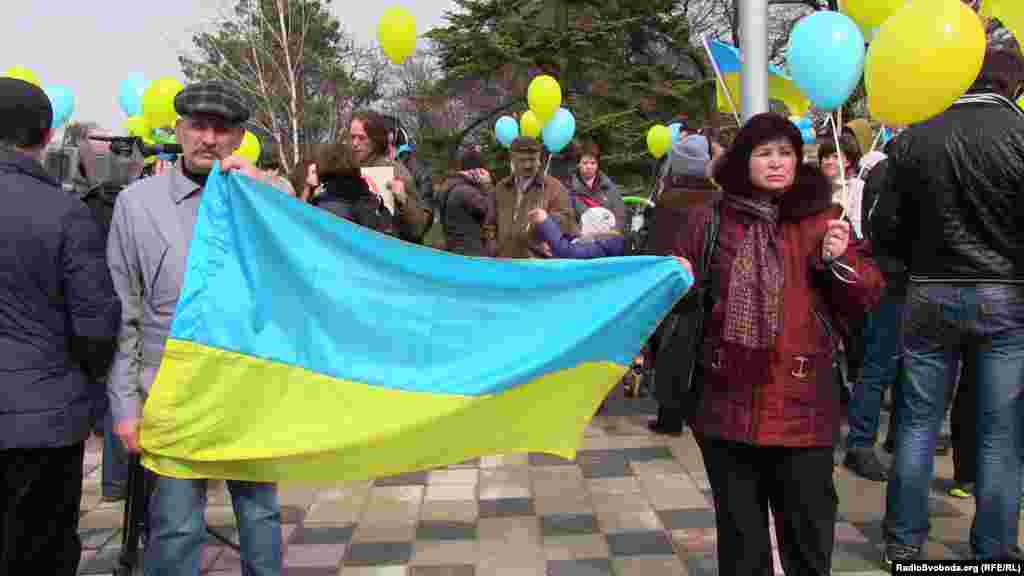 Мітинг проти російської окупації біля пам'ятника Тарасу Шевченку, Сімферополь, 9 березня 2014 року