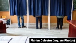 Cabine de vot la alegerile parlamentare din 1 decembrie 2024.