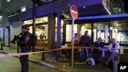 Архивска фотографија - Израелски полицаец обезбедува агол на улица во Тел Авив, Израел.