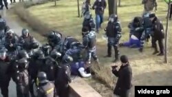 Сотрудники полиции во время акции протеста в Москве