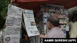 يو سړی پاکستانۍ ورځپاڼې ګوري