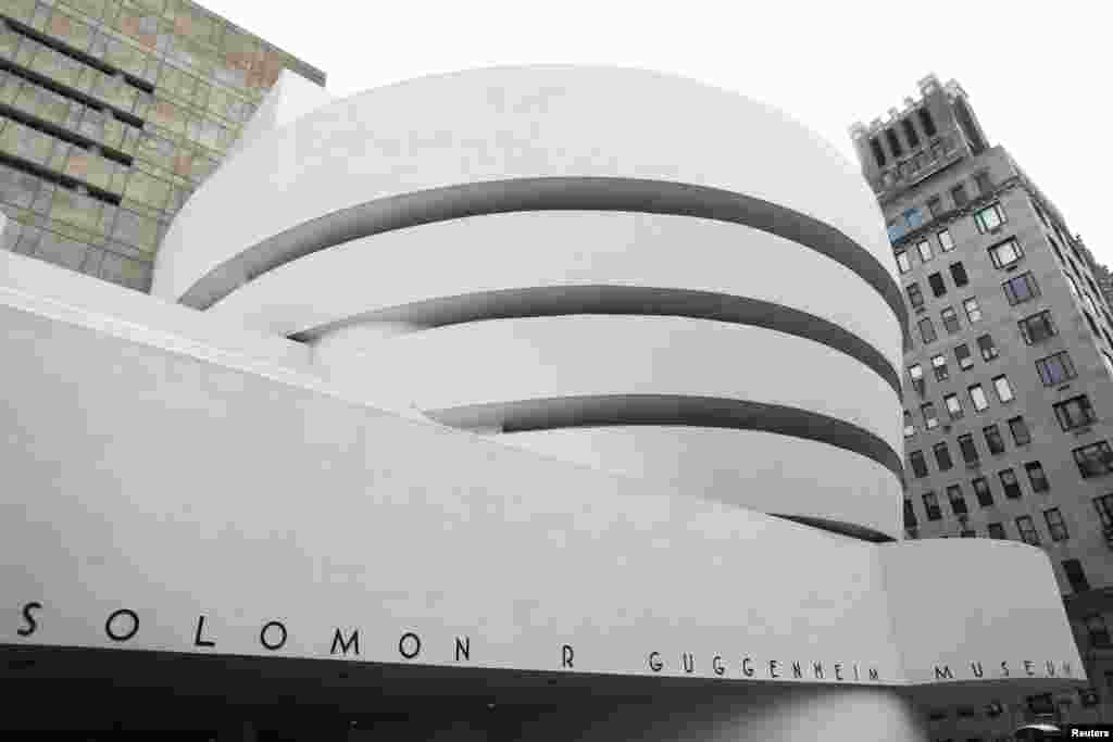 Now considered a landmark of modern architecture, New York's Solomon R. Guggenheim Museum, designed by Frank Lloyd Wright and opened in 1959, was criticized at the time as overshadowing the art contained inside, which the design of the building often made difficult to hang. A letter of protest was written by more than 20 artists who objected to having their work displayed in the Guggenheim.