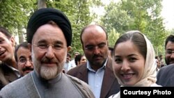 رکسانا صابری در کنار محمد خاتمی. این عکس نخستین بار توسط سایت ان‌پی‌آر پس از دستگیری خانم صابری چاپ شده است.