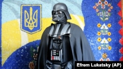 Претенденти на посаду президента інколи поводяться надто неоднозначно. Огляд таких дій Радіо Свобода публікуватиме щотижня