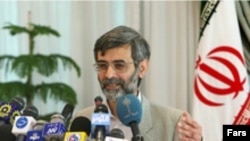 به گزارش خبرگزاری رسمی دولت ايران – ايرنا – غلامحسين الهام، سخنگوی دولت اين اظهارنظر را زمانی مطرح کرد که هنوز بسته پيشنهادی رسما به ايران تحويل داده نشده بود.