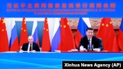 Китайският президент Си Дзинпин разговаря с руския си колега Владимир Путин по време на видеоконференция, 28 юни 2021 г.