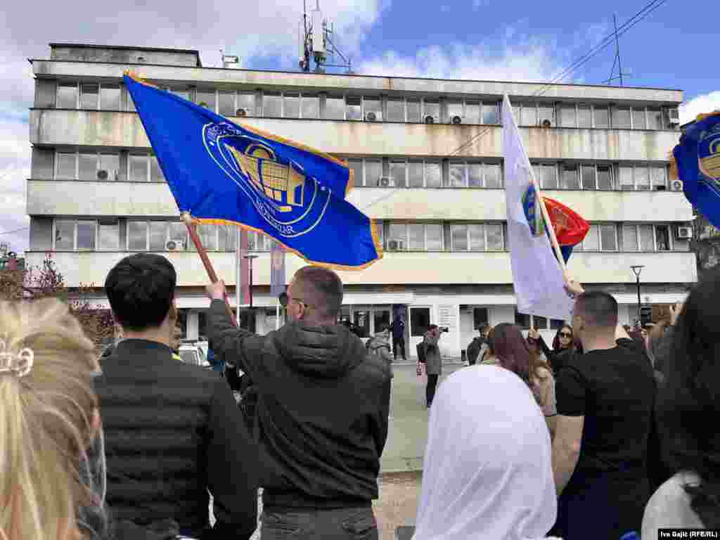 Učesnici protesta ispred stanice policije u Novom Pazaru, 12. april 2025.
