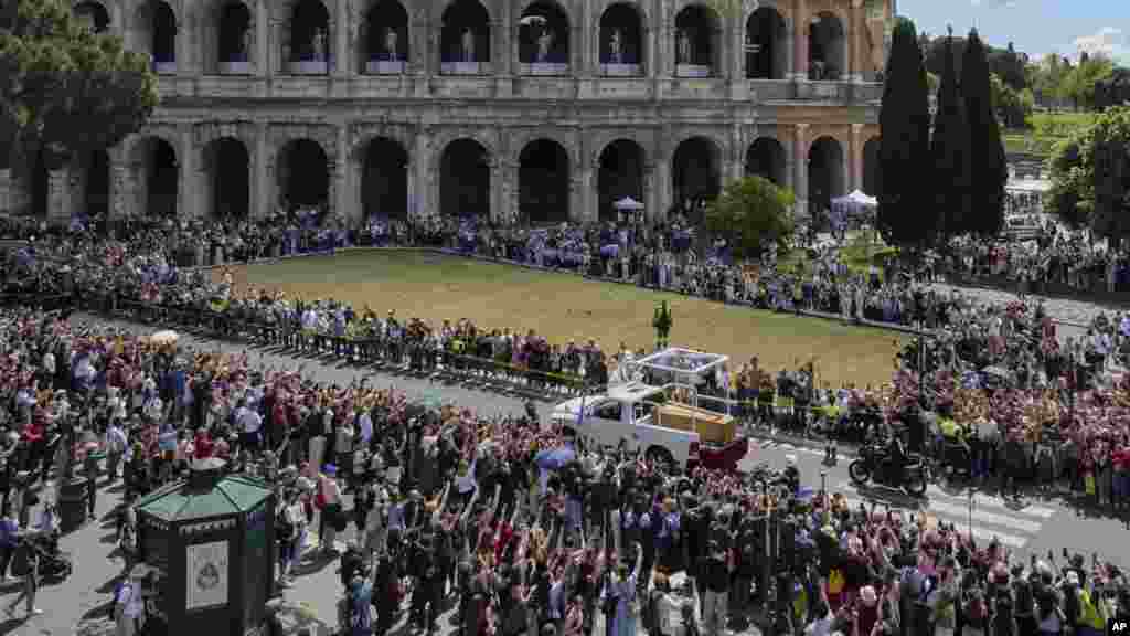 Sicriul Papei Francisc trece prin Colosseum, Roma.