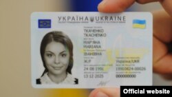 З 1 листопада кожен українець зможе обміняти паспорт старого зразка на ID-картку