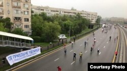 Надпись на баннере вдоль трассы марафона — «От правды не убежишь». Алматы, 21 апреля 2019 года.