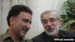 مصطفی تاج زاده (چپ) همراه با میر حسین موسوی
