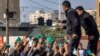 تصویر آرشیوی از تلاش فلسطینی‌ها برای به دست آوردن آذوقه در جنوب نوار غزه
