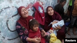 După atacul israelian asupra unei școli din Gaza folosită ca refugiu. 7 noiembrie 2024, Gaza City.