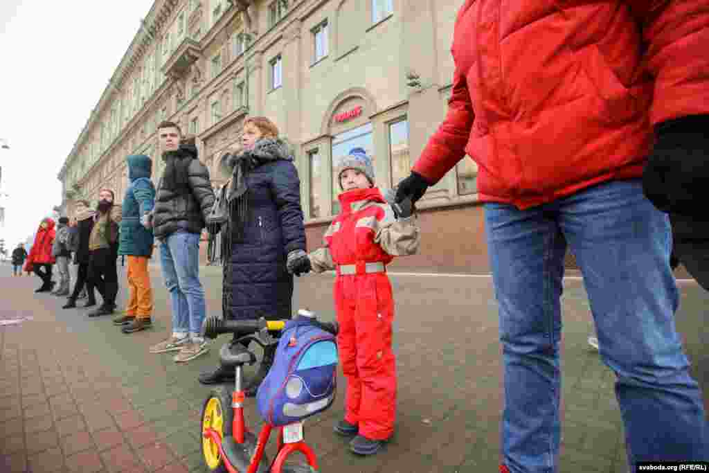 Пратэсты пачаліся з акцыі "Ланцуг незалежнасьці". Некалькі соцень людзей узяліся за рукі, устаўшы ўздоўж розных частак праспэкту Незалежнасьці.