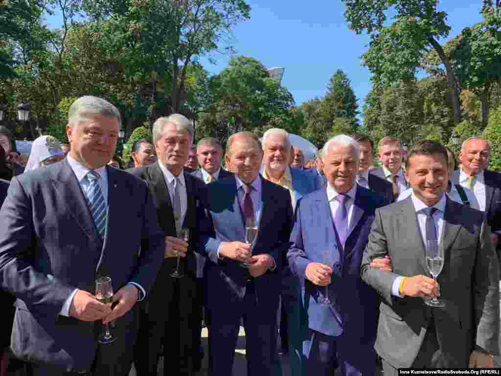 А это – групповой портрет президентов, бывших и нынешних. Петр Порошенко, Виктор Ющенко, Леонид Кучма, Леонид Кравчук и Владимир Зеленский. P.S.: А Путину даже сфотографироваться не с кем. Ну не с Медведевым же, право слово...