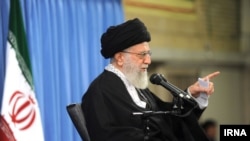 علی خامنه‌ای روز دهم اردیبهشت در دیدار با کارگران به صراحت گفته بود که «هرگز نمی‌گوید مردم به چه کسی رای بدهند و یا ندهند.»