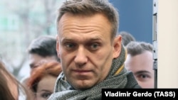 Navalni ispred zgrade okružnog suda prije presude u slučaju Vladimira Emeljanova, optuženog za javne pozive na ekstremističke aktivnosti u Moskvi, 6. decembra 2019.