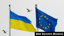 Знамето на Украина и на ЕУ.