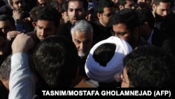 Generalul Qassem Soleimani (centru) la funeraliile unei căpetenii din Gărzile revoluționare islamice iraniene, Avhaz, Iran, 30 decembrie 2014.