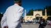 Kineski policajci ispred džamije u gradu Kashgar u kineskoj pokrajini Xinjiang
