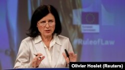 Potpredsednica Evropske komisije (EK) za vrednosti i transparentnost Vera Jurova tokom predstavljanja izveštaja o vladavini prava.