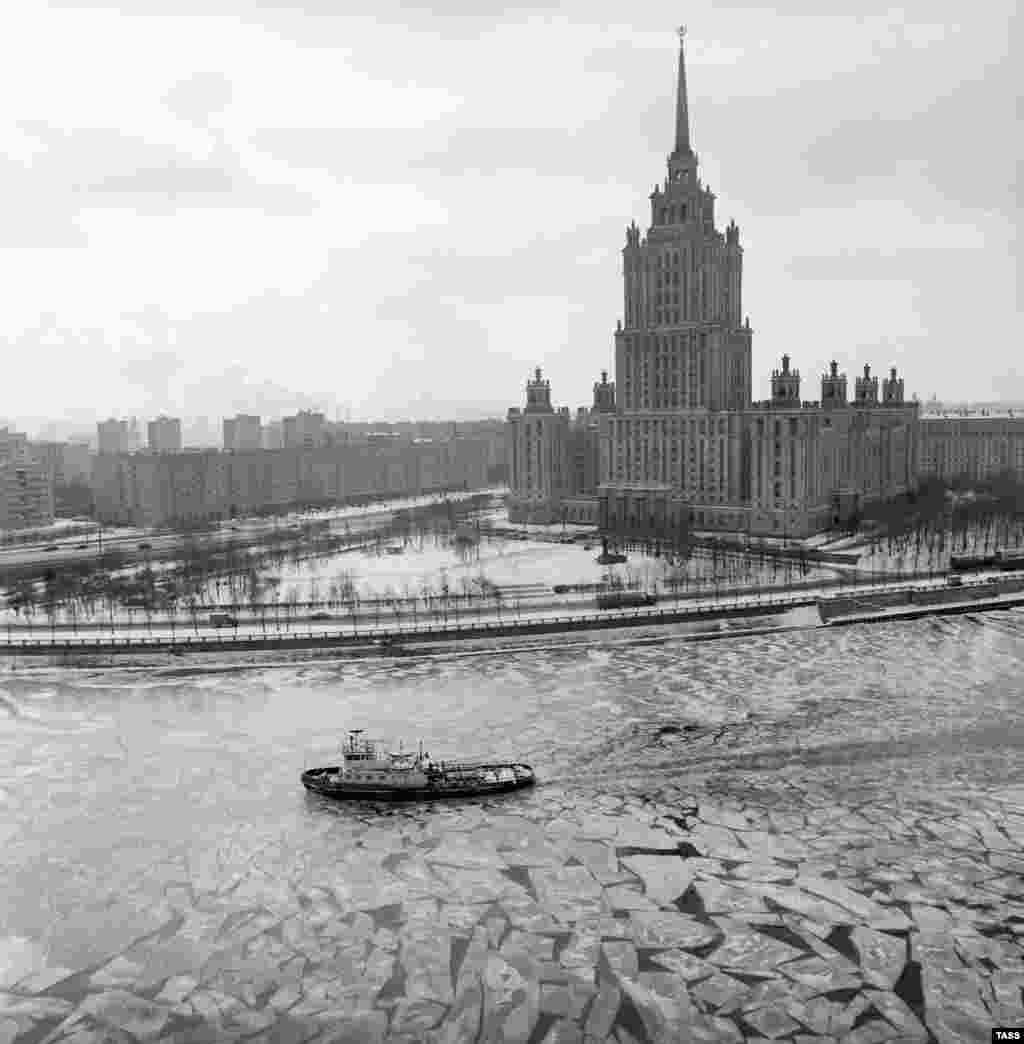 Гостиница «Украина» в ноябре 1983 года, когда лед начинает сковывать поверхность Москвы-реки. Название гостинице было дано при Хрущеве, который унаследовал кураторство над проектом после смерти Сталина.